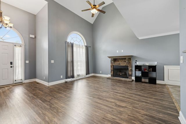 1069 Thrasher Dr, Clarksville, TN 37040