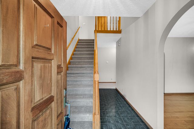 692 Harvest Road, Valparaiso, IN 46383