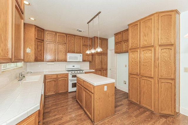 1094 E Monticello Circle, Fresno, CA 93720