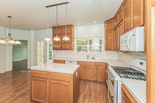 1094 E Monticello Circle, Fresno, CA 93720