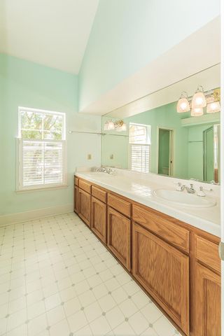 1094 E Monticello Circle, Fresno, CA 93720