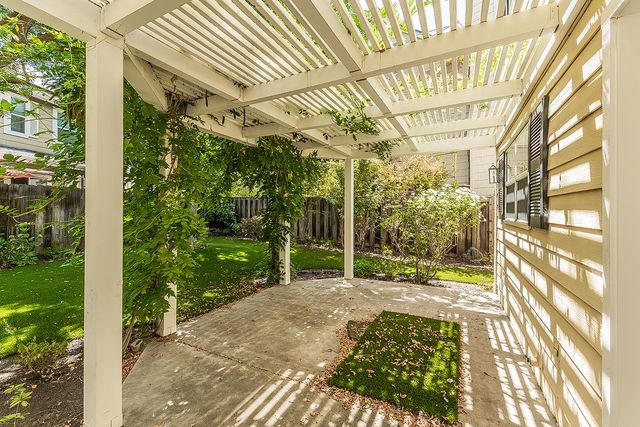 1094 E Monticello Circle, Fresno, CA 93720