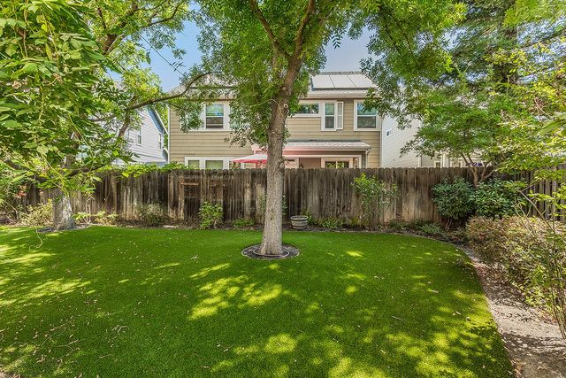 1094 E Monticello Circle, Fresno, CA 93720