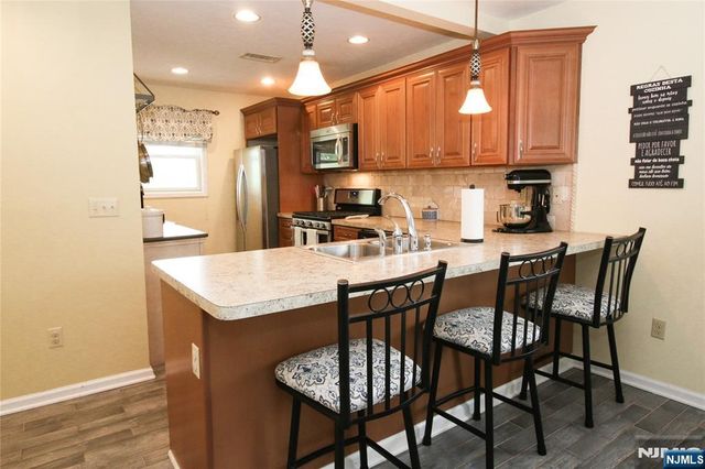 6 Knollwood Road, Totowa, NJ 07512