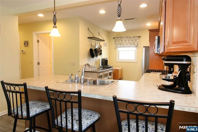 6 Knollwood Road, Totowa, NJ 07512