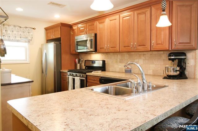 6 Knollwood Road, Totowa, NJ 07512
