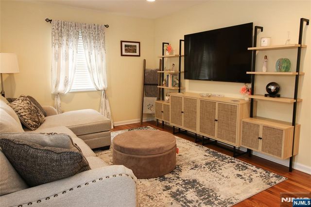 6 Knollwood Road, Totowa, NJ 07512