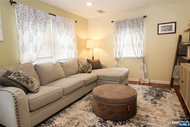 6 Knollwood Road, Totowa, NJ 07512