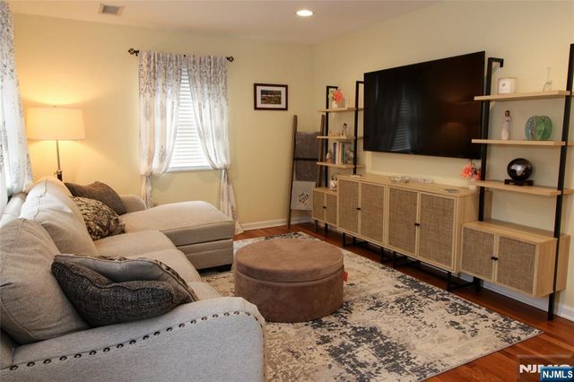 6 Knollwood Road, Totowa, NJ 07512