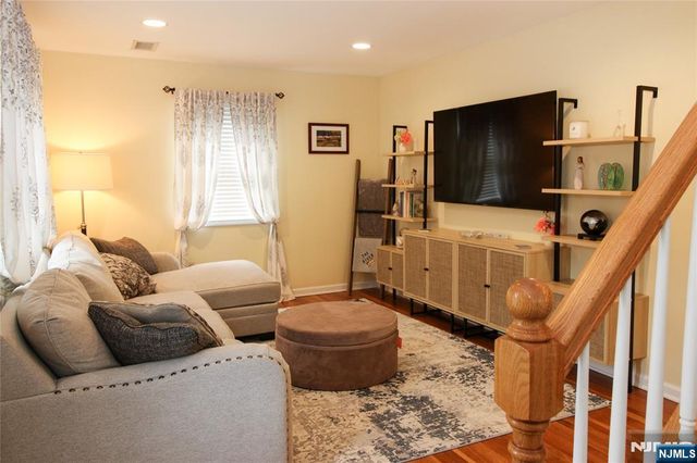 6 Knollwood Road, Totowa, NJ 07512