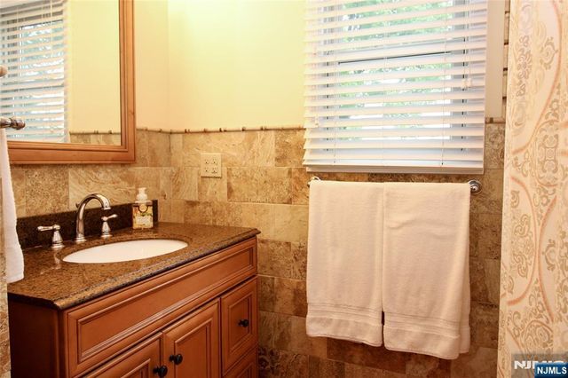 6 Knollwood Road, Totowa, NJ 07512