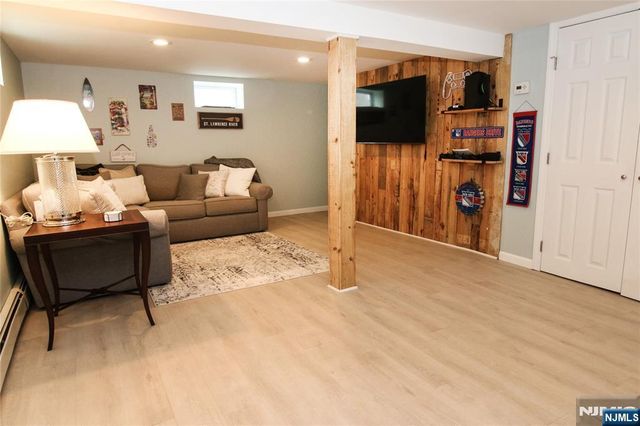 6 Knollwood Road, Totowa, NJ 07512