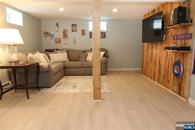 6 Knollwood Road, Totowa, NJ 07512