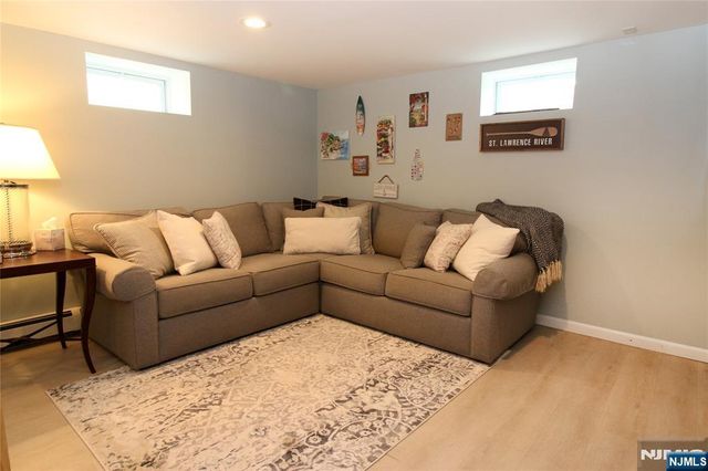 6 Knollwood Road, Totowa, NJ 07512