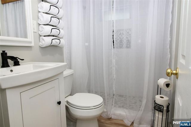 6 Knollwood Road, Totowa, NJ 07512