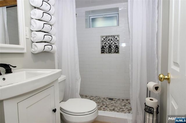 6 Knollwood Road, Totowa, NJ 07512