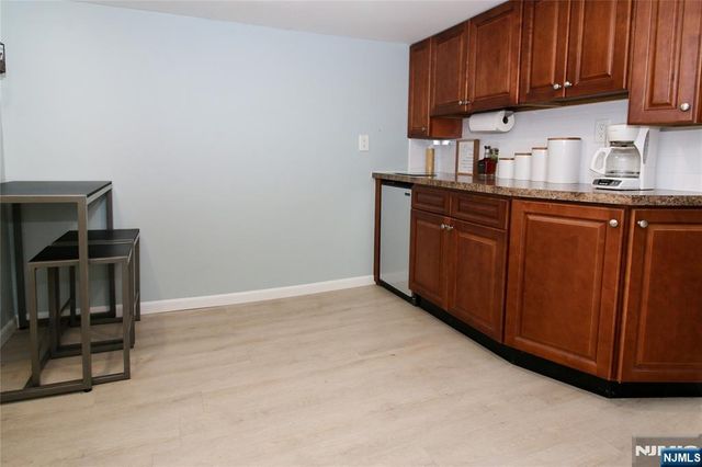 6 Knollwood Road, Totowa, NJ 07512