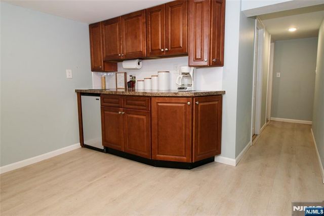 6 Knollwood Road, Totowa, NJ 07512