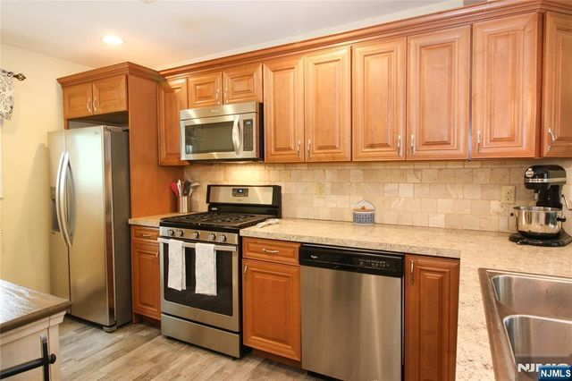 6 Knollwood Road, Totowa, NJ 07512