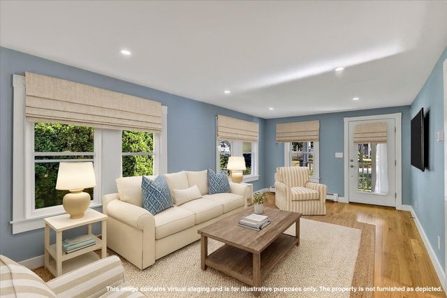33 Oakwood Avenue, Falmouth, MA 02540