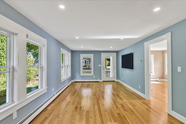 33 Oakwood Avenue, Falmouth, MA 02540