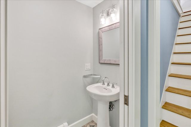 33 Oakwood Avenue, Falmouth, MA 02540