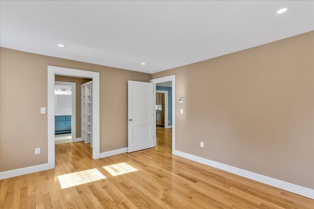 33 Oakwood Avenue, Falmouth, MA 02540