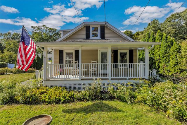 33 Oakwood Avenue, Falmouth, MA 02540