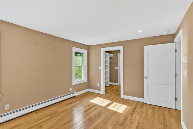 33 Oakwood Avenue, Falmouth, MA 02540
