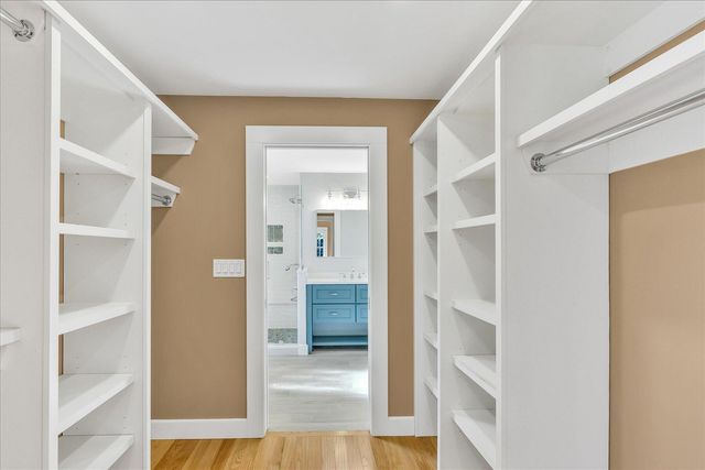 33 Oakwood Avenue, Falmouth, MA 02540