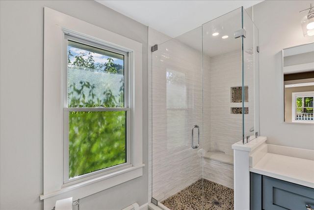 33 Oakwood Avenue, Falmouth, MA 02540
