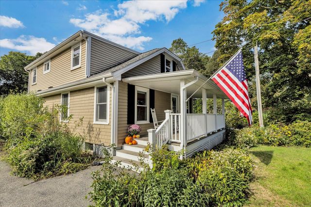 33 Oakwood Avenue, Falmouth, MA 02540