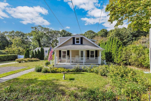 33 Oakwood Avenue, Falmouth, MA 02540