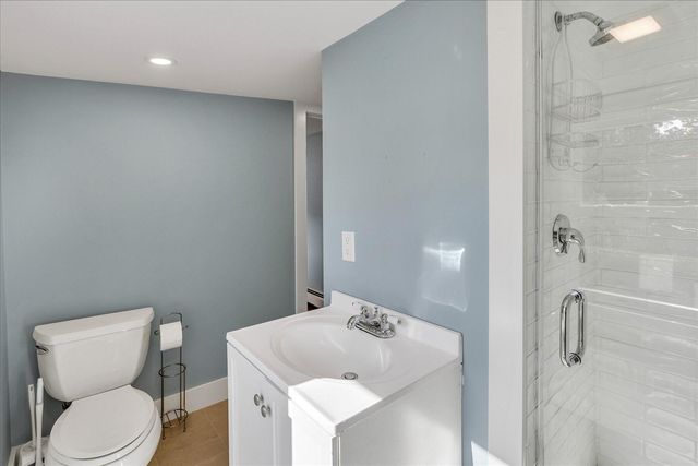 33 Oakwood Avenue, Falmouth, MA 02540