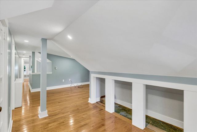 33 Oakwood Avenue, Falmouth, MA 02540