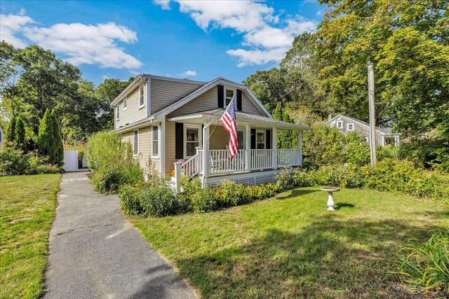 33 Oakwood Avenue, Falmouth, MA 02540
