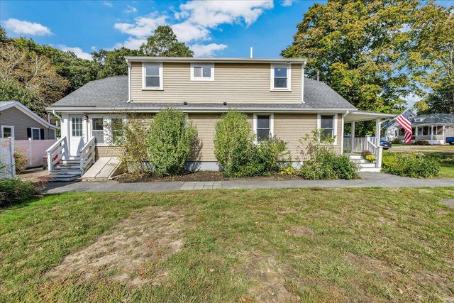33 Oakwood Avenue, Falmouth, MA 02540