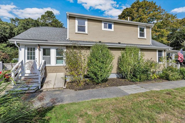 33 Oakwood Avenue, Falmouth, MA 02540