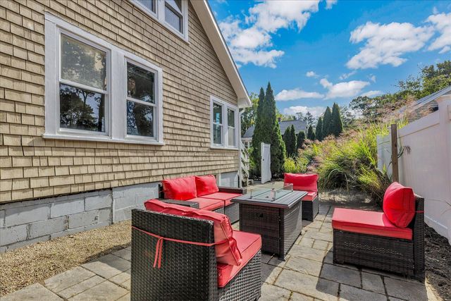 33 Oakwood Avenue, Falmouth, MA 02540