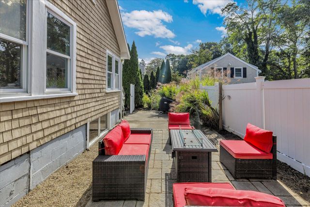 33 Oakwood Avenue, Falmouth, MA 02540