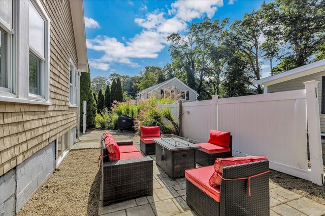 33 Oakwood Avenue, Falmouth, MA 02540