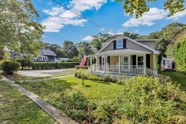 33 Oakwood Avenue, Falmouth, MA 02540