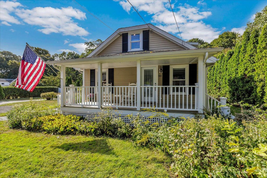 33 Oakwood Avenue, Falmouth, MA 02540