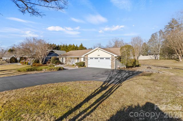 32 Stone House Road, Hendersonville, NC 28739