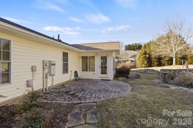 32 Stone House Road, Hendersonville, NC 28739