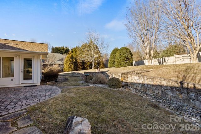 32 Stone House Road, Hendersonville, NC 28739