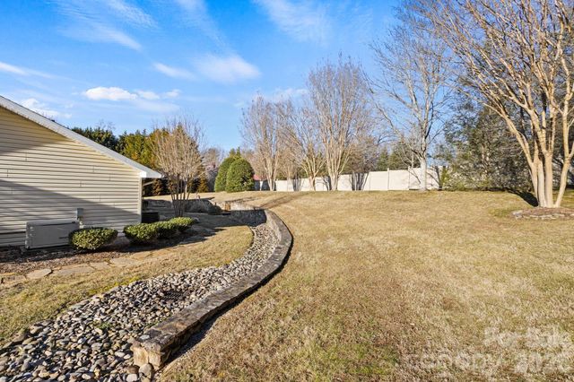 32 Stone House Road, Hendersonville, NC 28739