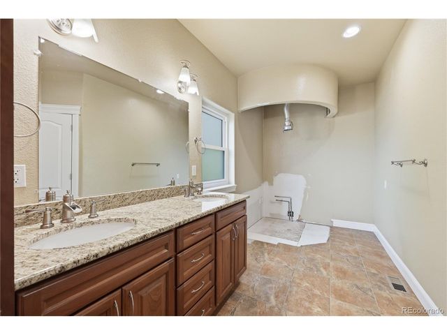2057 S Ironton Ct, Aurora, CO 80014