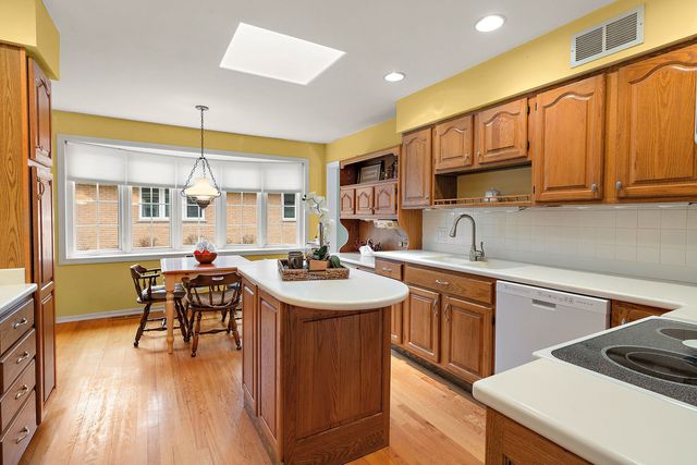 1107 W Francis Drive, Arlington Heights, IL 60005