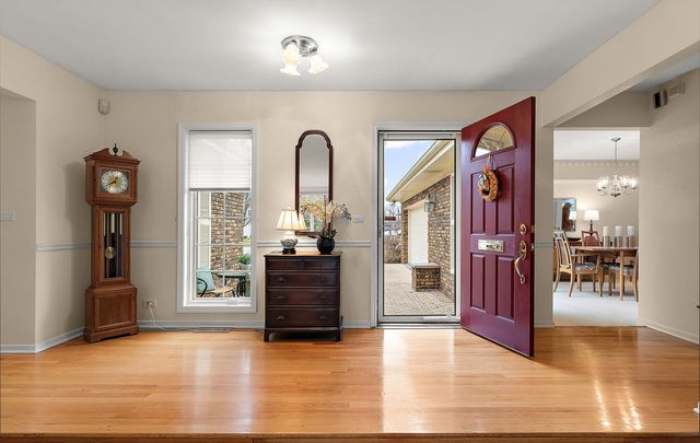 1107 W Francis Drive, Arlington Heights, IL 60005